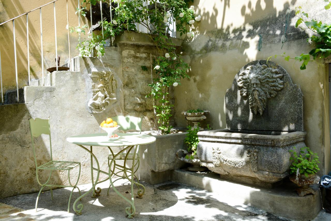 Le Petit Chateau Chateauneuf-de-Gadagne Exterior photo